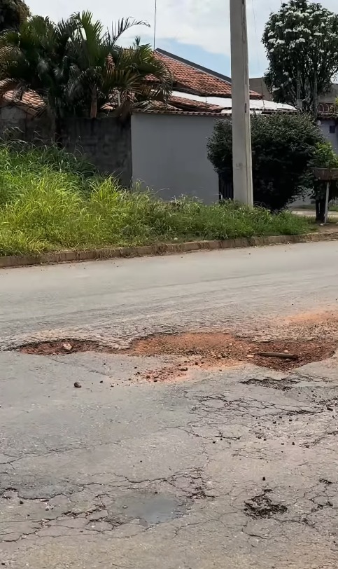 Moradores do Setor Serra Dourada denunciam a situação crítica de um dos cruzamentos mais perigosos da região.