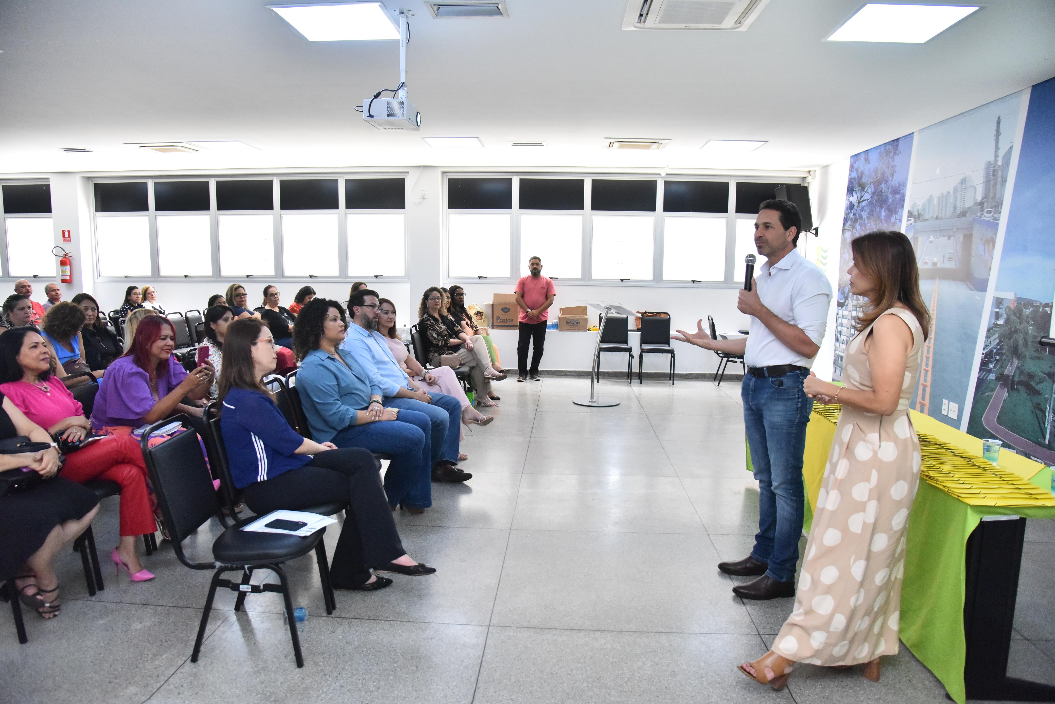 Educação de Aparecida pactua novas metas do AlfaMais para 2025 e comemora 4 escolas premiadas