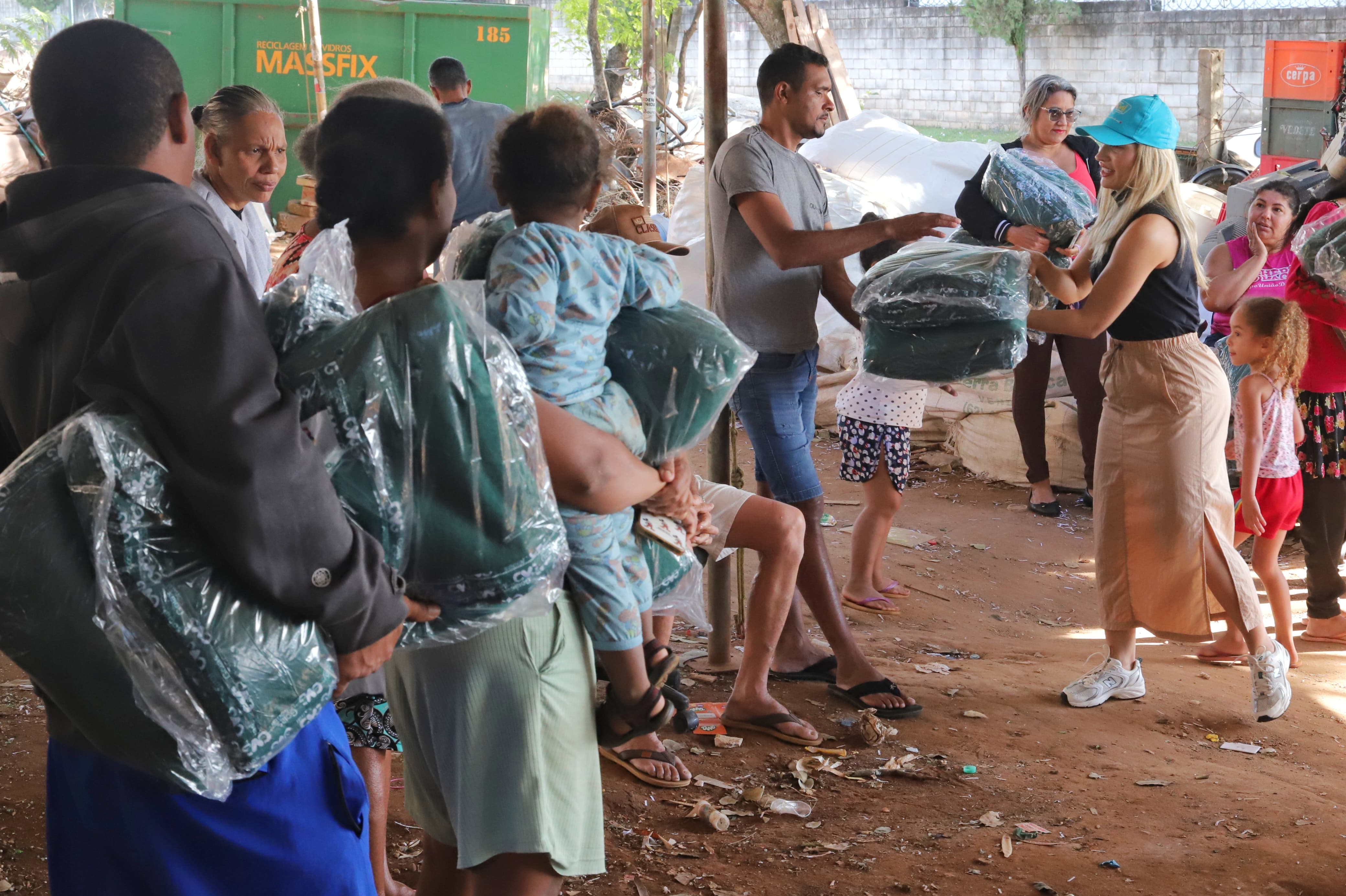 Com a chegada do frio, Prefeitura inicia entrega de cobertores da campanha Aquecendo Vidas em Aparecida