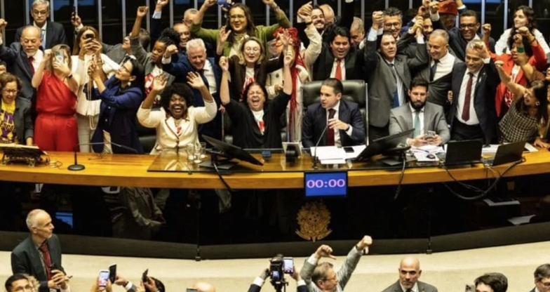 Câmara aprova, em dois turnos, PEC pelo fim da escala 6×1
