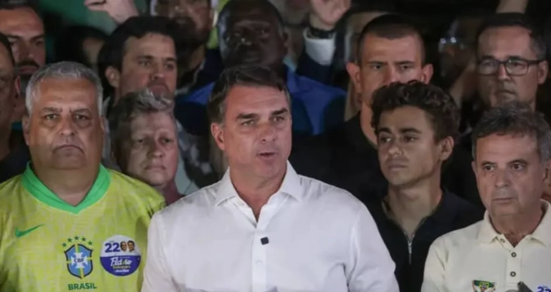 Moraes determina que Flávio Bolsonaro entregue passaporte