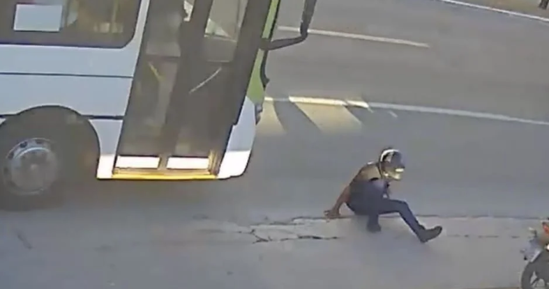 Passageiro morre após cair de moto e ser atropelado por ônibus