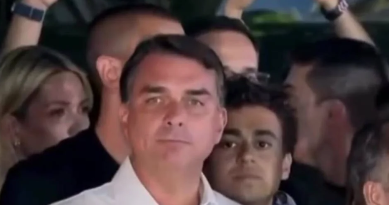 TSE desmente Flávio e diz que não retirou fiscais do PL de sala-cofre